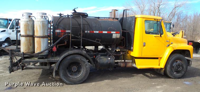 image for item DA7382 1982 International 1724 oil distribution truck