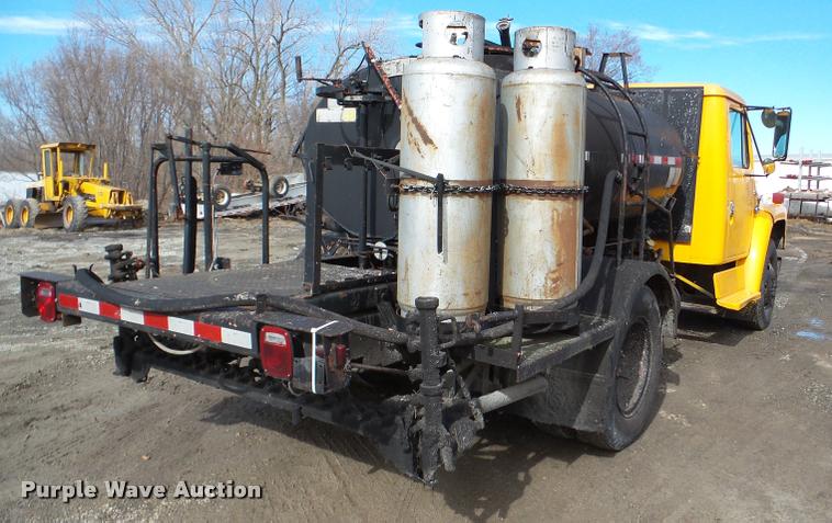 image for item DA7382 1982 International 1724 oil distribution truck