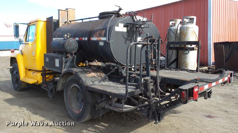 image for item DA7382 1982 International 1724 oil distribution truck