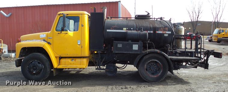 image for item DA7382 1982 International 1724 oil distribution truck