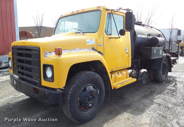 image for item DA7382 1982 International 1724 oil distribution truck