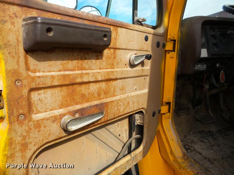 image for item DA7382 1982 International 1724 oil distribution truck