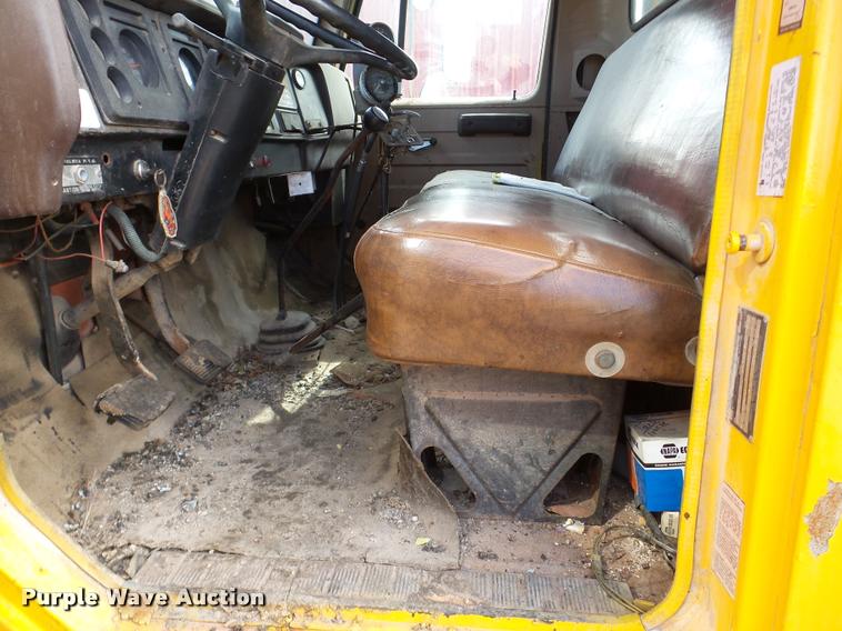 image for item DA7382 1982 International 1724 oil distribution truck