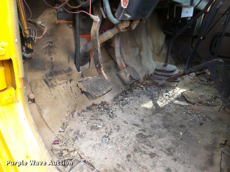 image for item DA7382 1982 International 1724 oil distribution truck