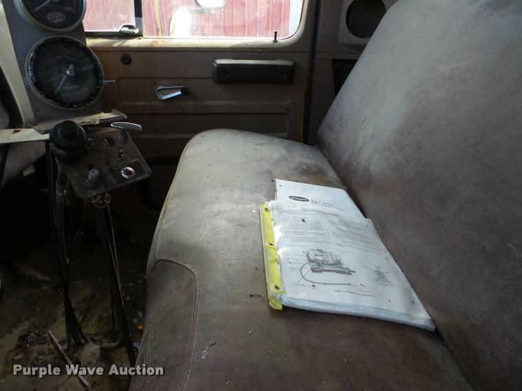 image for item DA7382 1982 International 1724 oil distribution truck