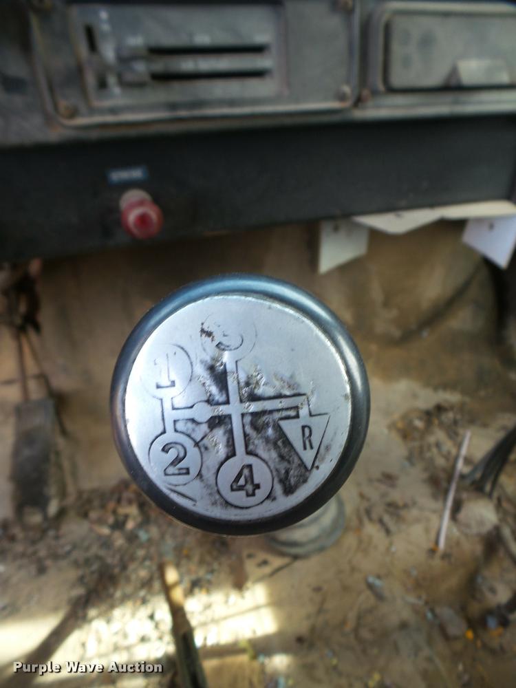 image for item DA7382 1982 International 1724 oil distribution truck