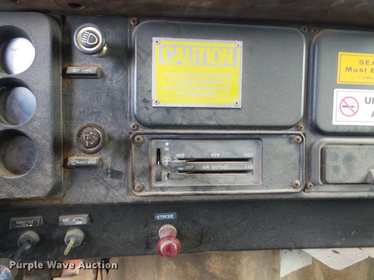 image for item DA7382 1982 International 1724 oil distribution truck