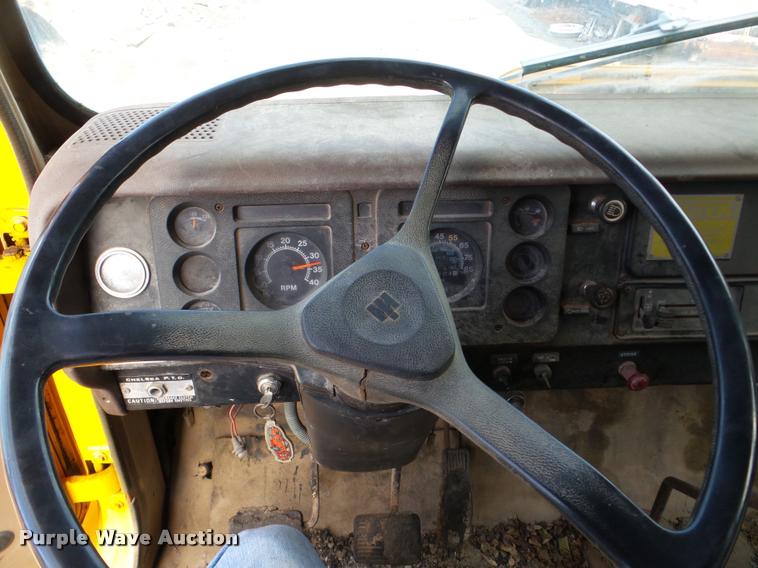 image for item DA7382 1982 International 1724 oil distribution truck