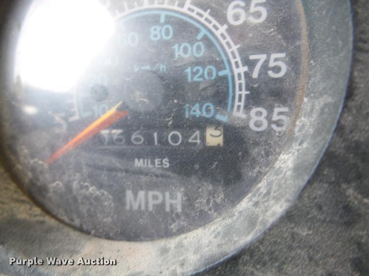 image for item DA7382 1982 International 1724 oil distribution truck