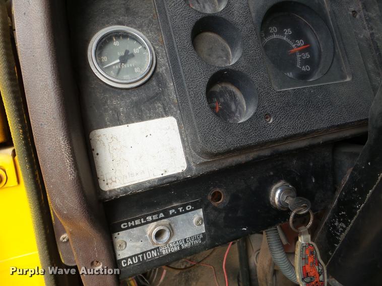 image for item DA7382 1982 International 1724 oil distribution truck