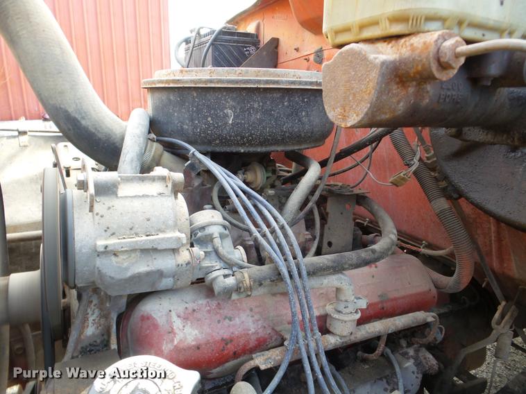 image for item DA7382 1982 International 1724 oil distribution truck