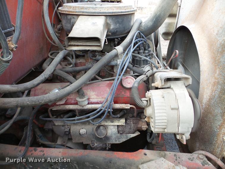 image for item DA7382 1982 International 1724 oil distribution truck