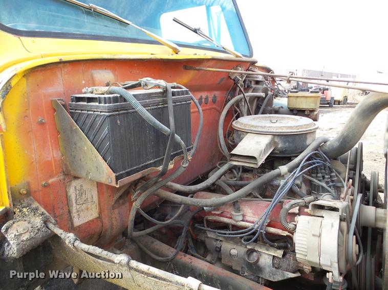 image for item DA7382 1982 International 1724 oil distribution truck