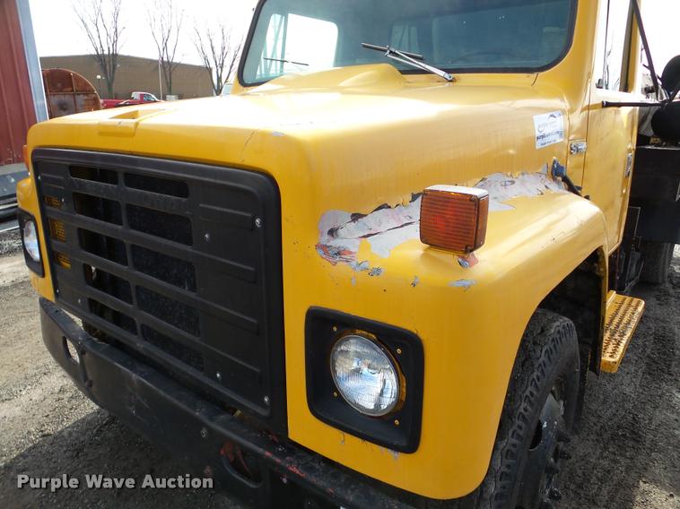 image for item DA7382 1982 International 1724 oil distribution truck