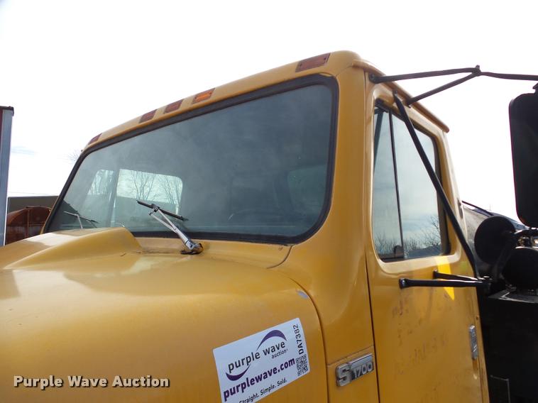 image for item DA7382 1982 International 1724 oil distribution truck