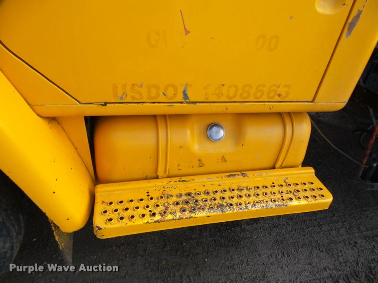 image for item DA7382 1982 International 1724 oil distribution truck