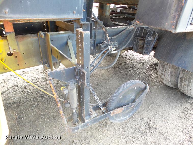 image for item DA7382 1982 International 1724 oil distribution truck