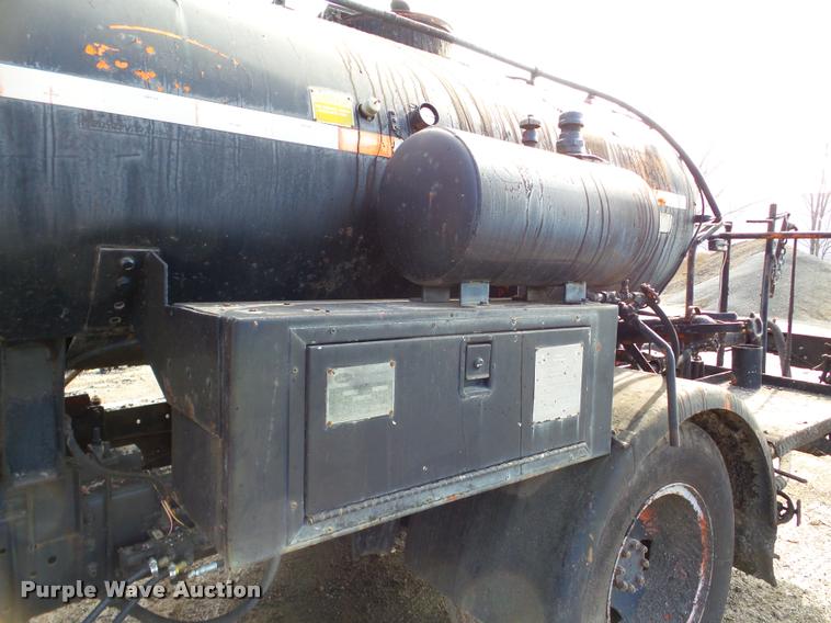 image for item DA7382 1982 International 1724 oil distribution truck