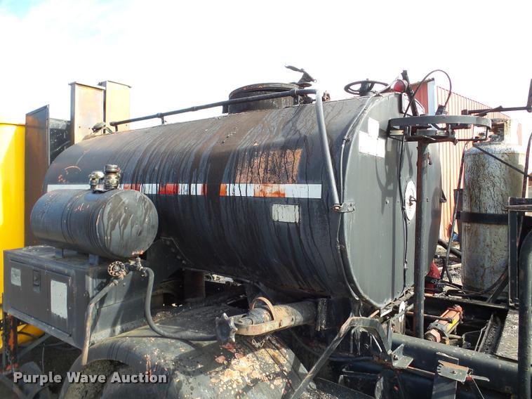 image for item DA7382 1982 International 1724 oil distribution truck