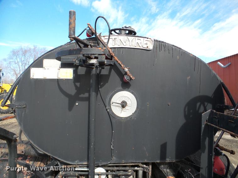 image for item DA7382 1982 International 1724 oil distribution truck