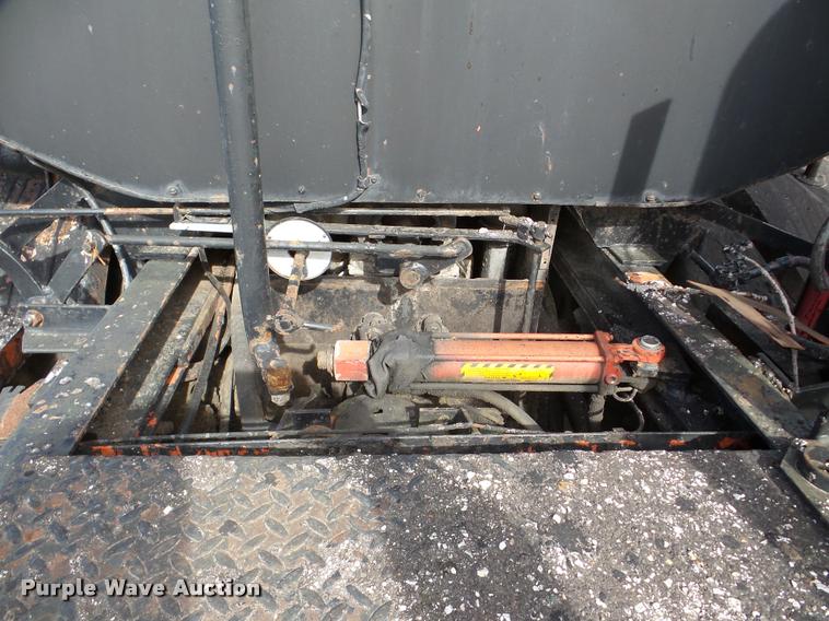 image for item DA7382 1982 International 1724 oil distribution truck