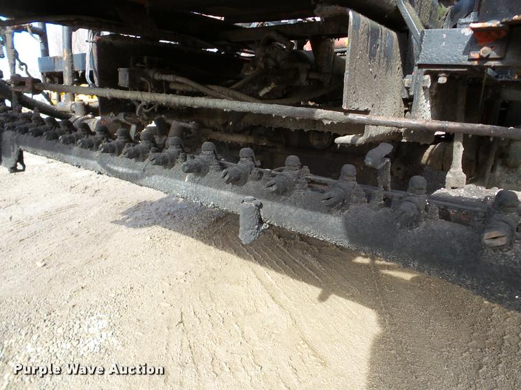 image for item DA7382 1982 International 1724 oil distribution truck