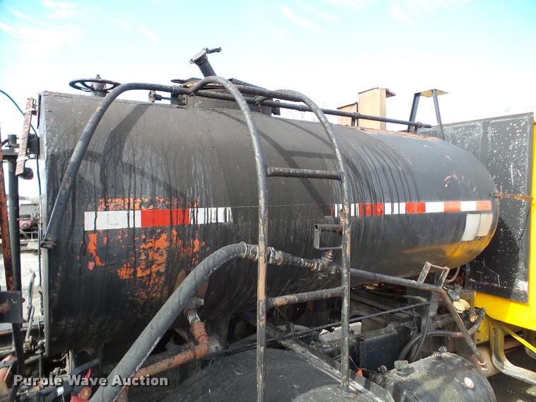 image for item DA7382 1982 International 1724 oil distribution truck