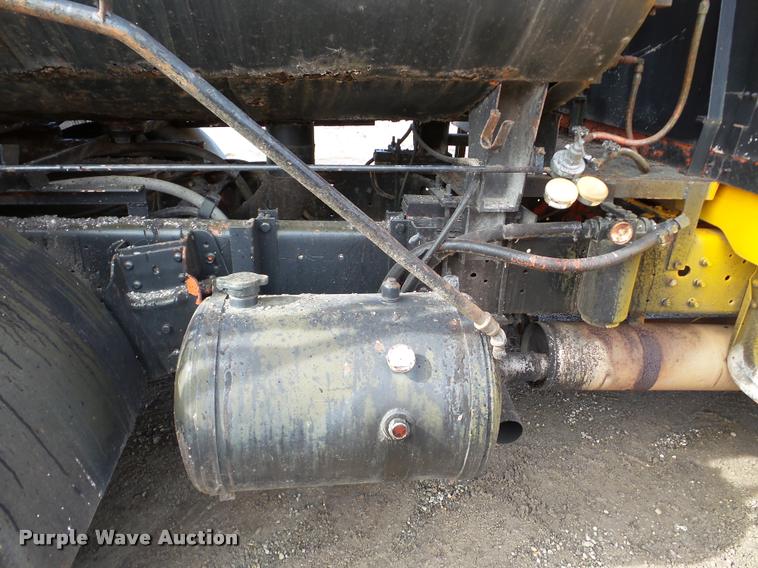 image for item DA7382 1982 International 1724 oil distribution truck