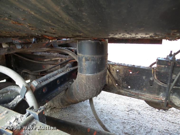 image for item DA7382 1982 International 1724 oil distribution truck