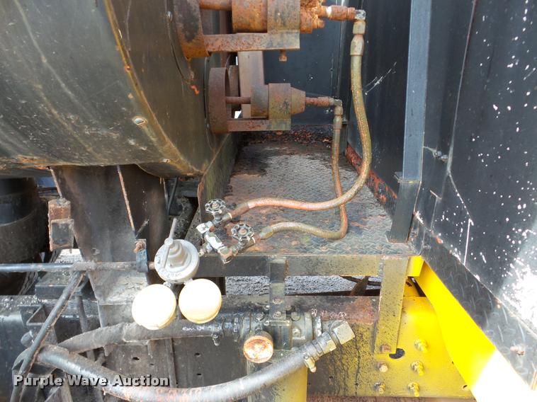 image for item DA7382 1982 International 1724 oil distribution truck