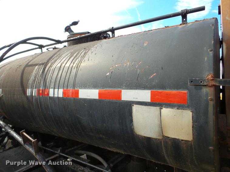 image for item DA7382 1982 International 1724 oil distribution truck