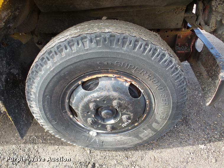 image for item DA7382 1982 International 1724 oil distribution truck