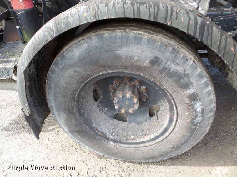 image for item DA7382 1982 International 1724 oil distribution truck