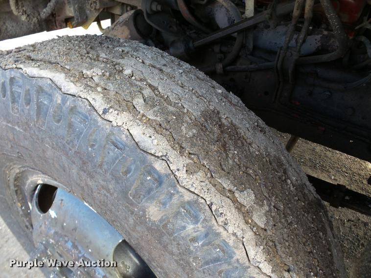 image for item DA7382 1982 International 1724 oil distribution truck