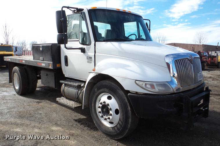 image for item DA7385 2002 International 4300 flatbed truck