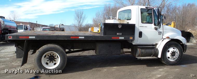 image for item DA7385 2002 International 4300 flatbed truck