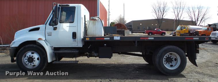 image for item DA7385 2002 International 4300 flatbed truck