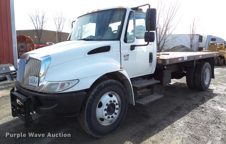 image for item DA7385 2002 International 4300 flatbed truck