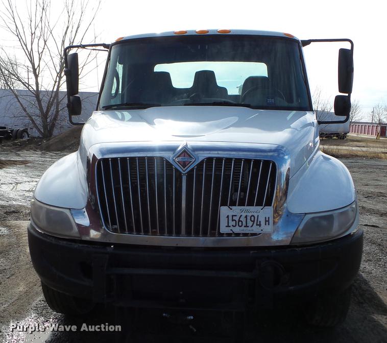 image for item DA7385 2002 International 4300 flatbed truck