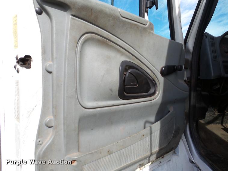 image for item DA7385 2002 International 4300 flatbed truck