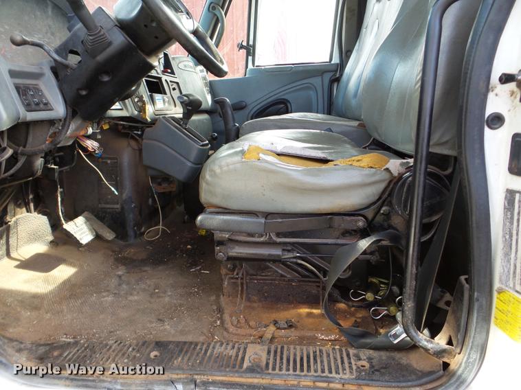 image for item DA7385 2002 International 4300 flatbed truck