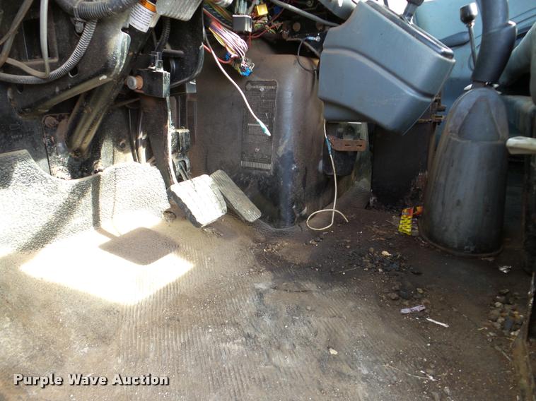 image for item DA7385 2002 International 4300 flatbed truck