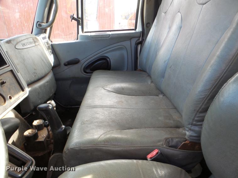 image for item DA7385 2002 International 4300 flatbed truck