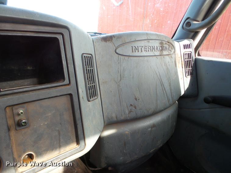 image for item DA7385 2002 International 4300 flatbed truck