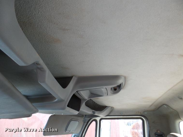 image for item DA7385 2002 International 4300 flatbed truck