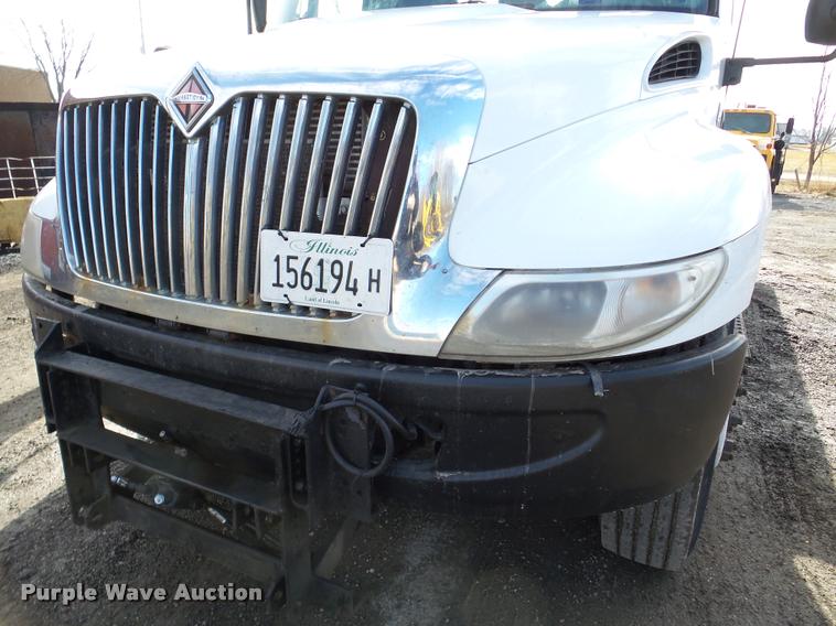 image for item DA7385 2002 International 4300 flatbed truck