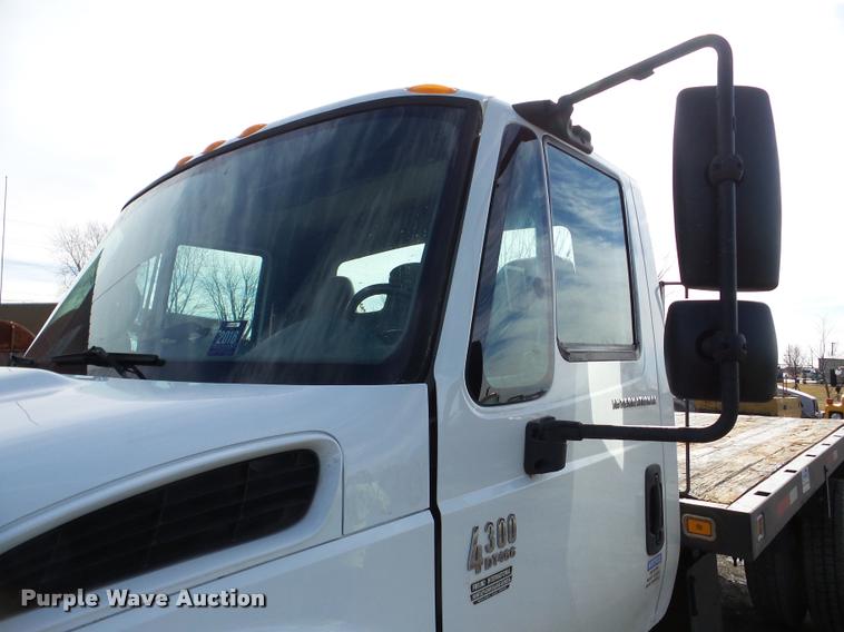 image for item DA7385 2002 International 4300 flatbed truck