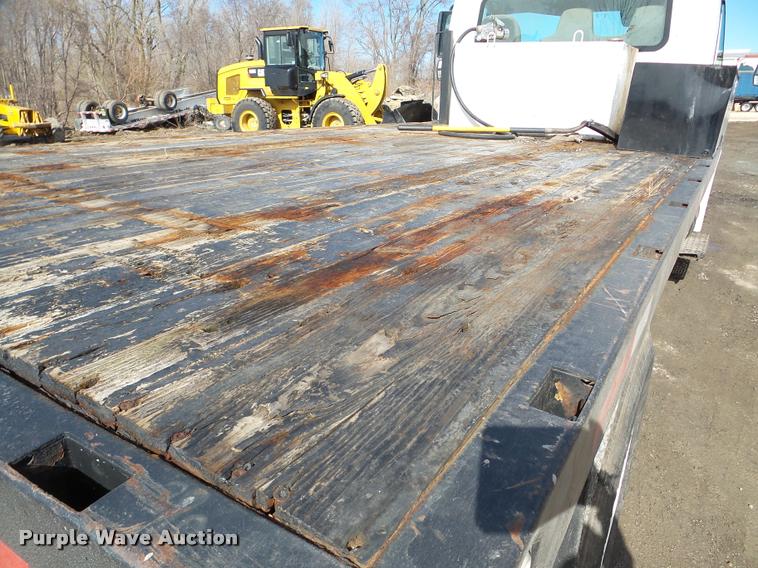 image for item DA7385 2002 International 4300 flatbed truck