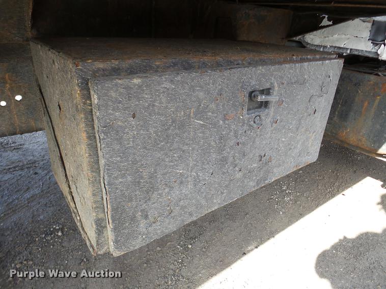 image for item DA7385 2002 International 4300 flatbed truck