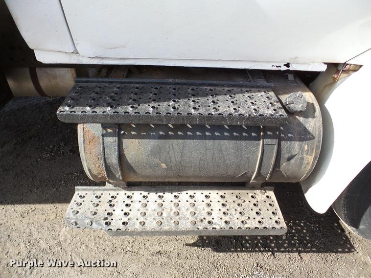 image for item DA7385 2002 International 4300 flatbed truck